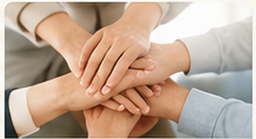 Hände eines Teams als Symbol für Zusammenarbeit und Coaching